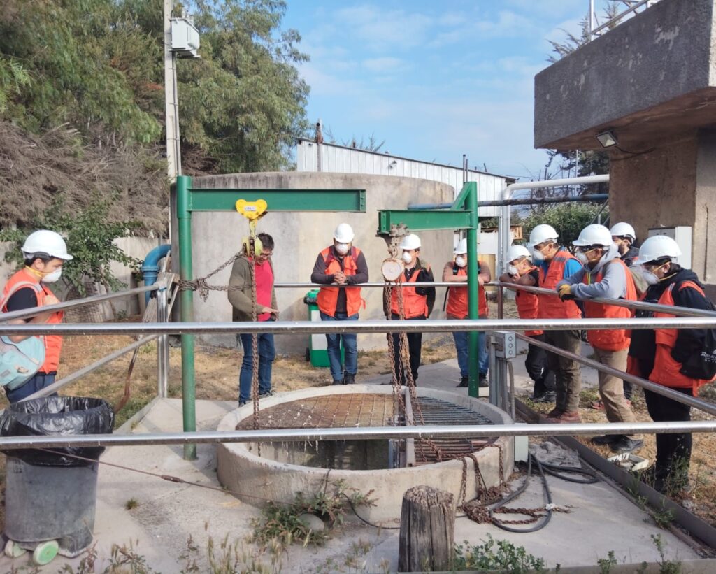 Alumnos de Electricidad del CFT visitan Cooperativa de Agua Santa Margarita en Isla de Maipo